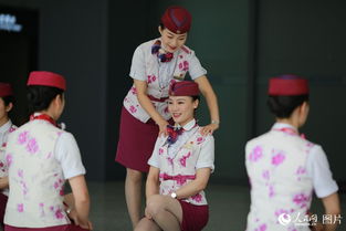 動姐 禮儀培訓備戰鐵路調圖 蹲姿微笑培訓一絲不茍