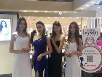 禮儀在商業(yè)活動中的多樣化應用與地域特色